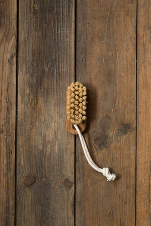 Iris Hantverk Nail Brush Lovisa with String