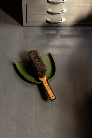 Iris Hantverk Dustpan and Brush Set