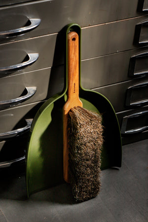 Iris Hantverk Dustpan and Brush Set