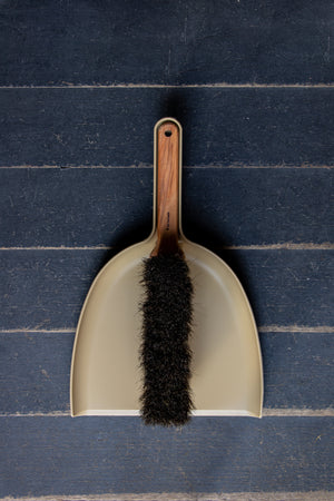 Iris Hantverk Dustpan and Brush Set